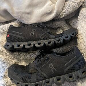 On Cloud 5 Waterproof Slip On Black Bungee Running Sneaker Women's Sz 6 (VGC)